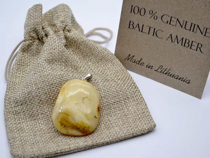 Geltono matinio Baltijos gintaro pakabukas su sidabro kilpele