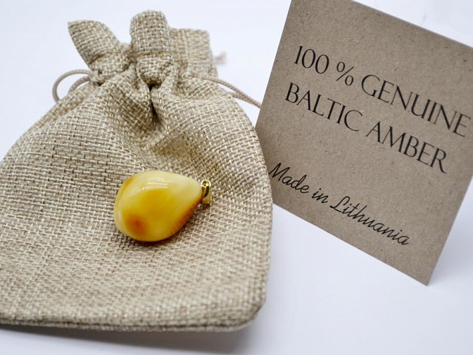 Geltono matinio Baltijos gintaro pakabukas su paauksuota sidabro kilpele